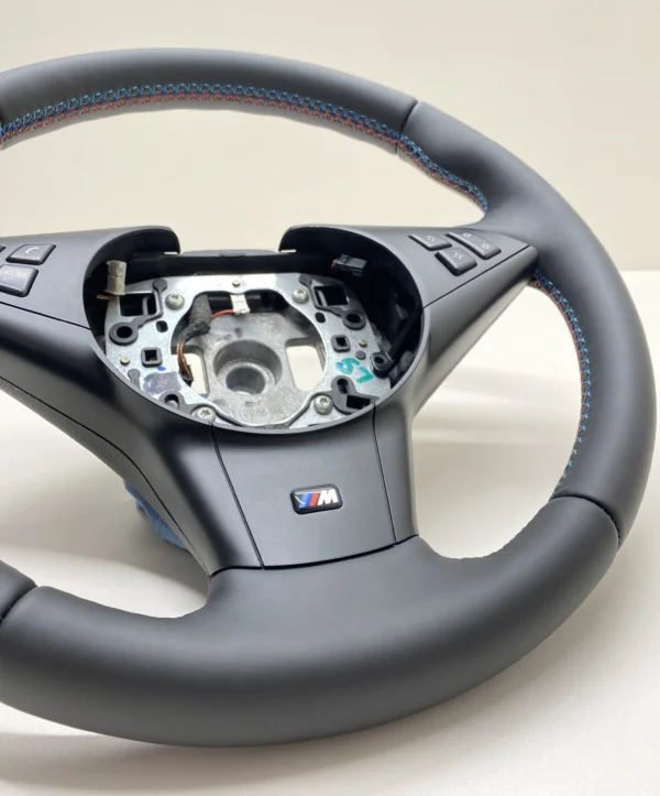 bmw-e60-e63-e64-m-sport-steering-wheel-03 bmw e60 e63 e64 m sport steering wheel m tricolor stitching bottom