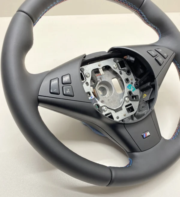 bmw-e60-e63-e64-m-sport-steering-wheel-04 bmw e60 e63 e64 m sport steering wheel m tricolor stitching left side view