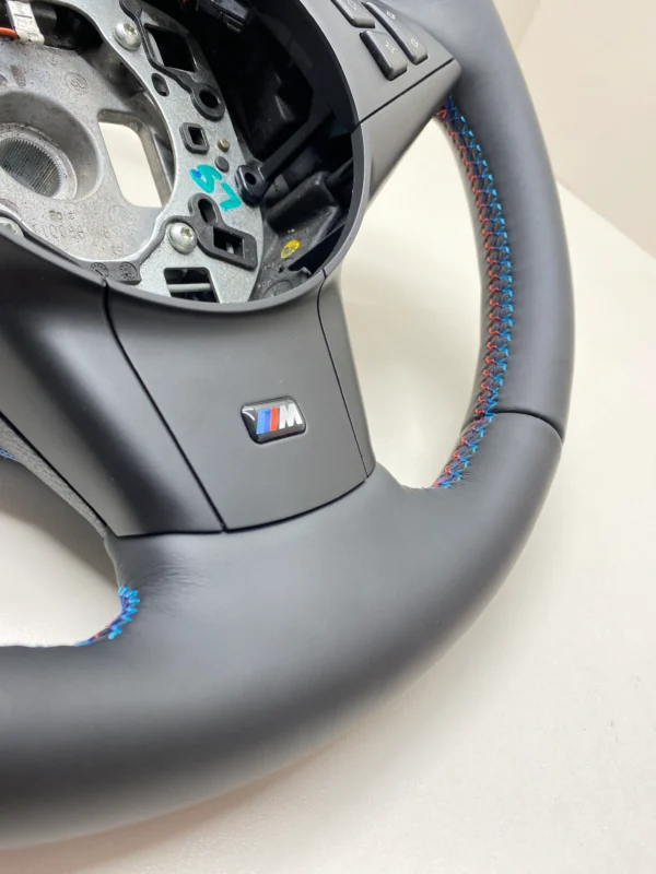 bmw-e60-e63-e64-m-sport-steering-wheel-08 bmw e60 e63 e64 m sport steering wheel m tricolor stitching bottom right stitching