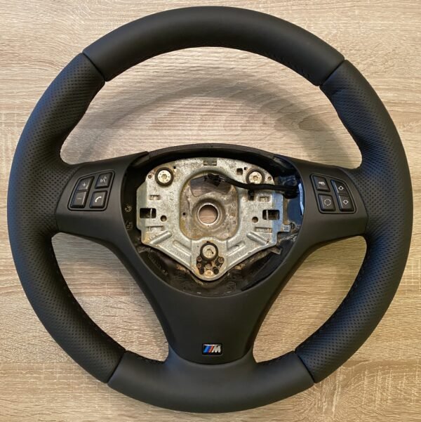 straight and aligned bmw e82 e90 e92 m sport steering whee with plastic m trim and buttoms no airbag