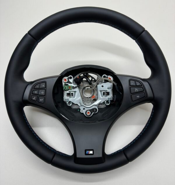 bmw-e83-x3-m-sport-steering-wheel-02 bmw e83 x3 m sport steering wheel smooth leather m stitching no airbag center view