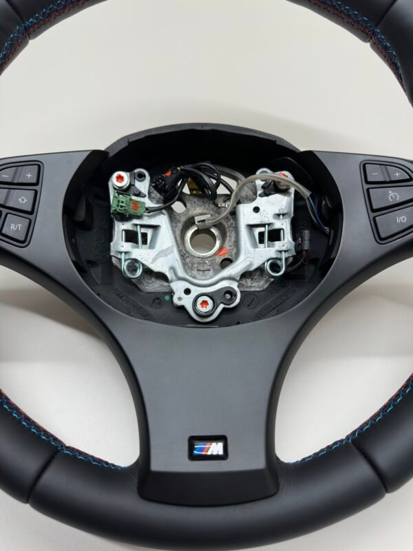 bmw-e83-x3-m-sport-steering-wheel-05 bmw e83 x3 m sport steering wheel smooth leather m stitching no airbag bottom plastic trim view